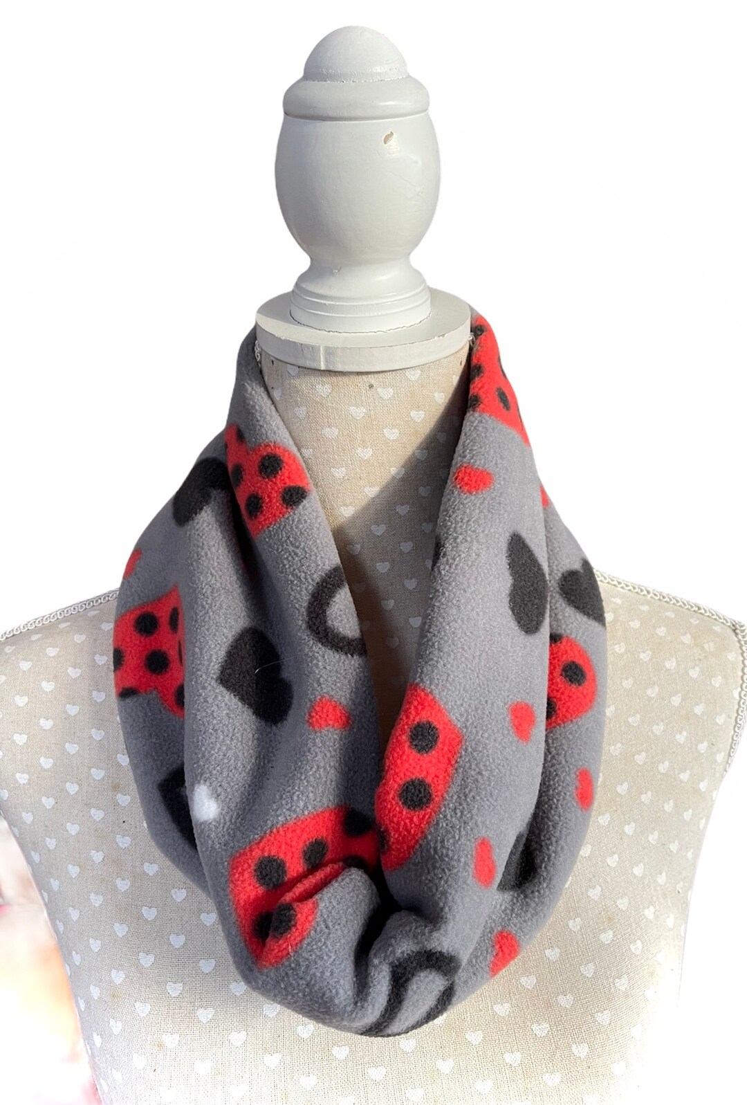 Sciarpa scaldacollo in pile, cuori rossi, cappuccio grigio e rosso