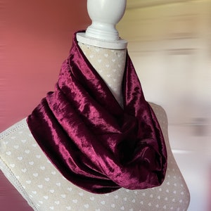 Rödbrun sammetshalsband, vinröd sammetshuva, velour med enkel ögla. Unisex present