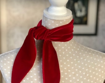 Écharpe en velours rouge : style rockabilly rétro