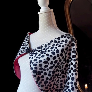 Mantella con stampa dalmata, scialle a pois bianchi e neri, mantello in stile Regina Cattiva
