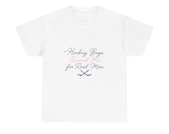 Camiseta para lectores de novelas románticas de hockey / Diseño de palos cruzados con escritura cursiva