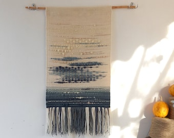 Boho gewebte Wandbehang in weiß und grau, handgemachte Wolle Wandbehang, natürliche weiße Wolle Wandteppich, einzigartige handgefertigte Wandbehang