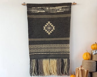 Dunkel grau gewebte Wolle Wandbehang, Wandteppich, handgemachte Wandbehang, einzigartige Boho Wandteppich Kunst in dunkelgrau, hellgrau und weiß
