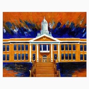 Puede incluir: Una pintura de un edificio de ladrillo amarillo con una torre blanca y un cielo azul. El edificio tiene muchas ventanas y un conjunto de escaleras que conducen a la entrada. El cielo está pintado con pinceladas azules y naranjas.