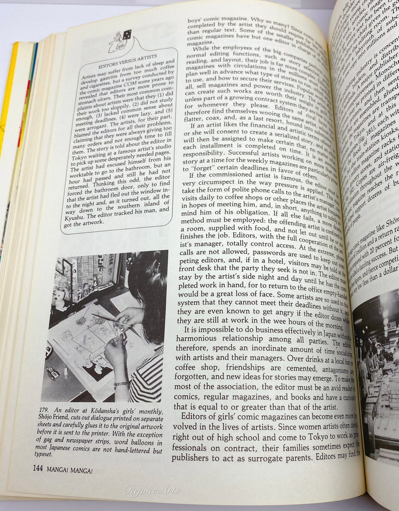 Puede incluir: Una mujer est&aacute; sentada en un escritorio dibujando una ilustraci&oacute;n en blanco y negro de un joven con una espada. La ilustraci&oacute;n est&aacute; en un trozo de papel sobre un escritorio de madera clara. La mujer lleva una camisa blanca y una falda oscura.