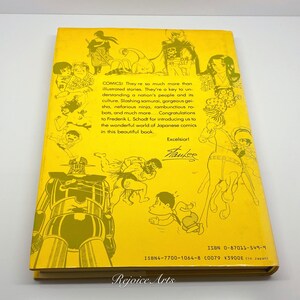 Puede incluir: La contraportada de un libro amarillo con ilustraciones de personajes de c&oacute;mics japoneses. El t&iacute;tulo del libro es "Comics!" y el texto describe el libro como una clave para comprender la cultura japonesa. El ISBN del libro es 0-87011-549-9.