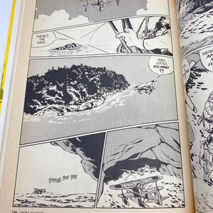 Puede incluir: Una p&aacute;gina de c&oacute;mic en blanco y negro con un panel que muestra una peque&ntilde;a isla con el texto "THIS LITTLE ISLAND?!" en un globo de di&aacute;logo. El panel de abajo muestra un avi&oacute;n volando sobre el agua con el texto "PUTTER PUT PUF" en un globo de di&aacute;logo.