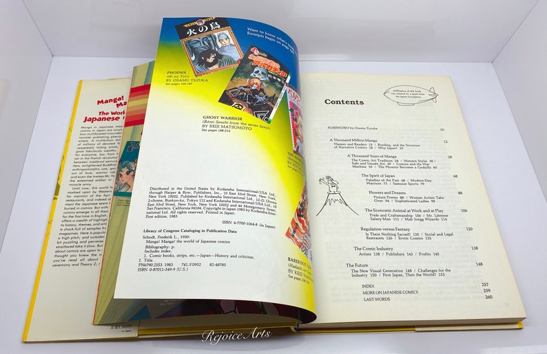 Puede incluir: Un libro abierto con una cubierta a rayas amarillas, rojas y blancas. El libro se titula "Manga! El mundo del c&oacute;mic japon&eacute;s". La p&aacute;gina de contenido del libro es visible, enumerando temas como "Mil millones de mangas", "El arte del c&oacute;mic manga", "El esp&iacute;ritu de Jap&oacute;n", "Flores y sue&ntilde;os", "El animal econ&oacute;mico en el trabajo y en el juego", "La regulaci&oacute;n es rampante", "&iquest;Hay sala de espera?", "La industria del c&oacute;mic", "El futuro", "La nueva generaci&oacute;n visual", "&Iacute;ndice", "M&aacute;s sobre los c&oacute;mics japoneses", "&Uacute;ltimas palabras".