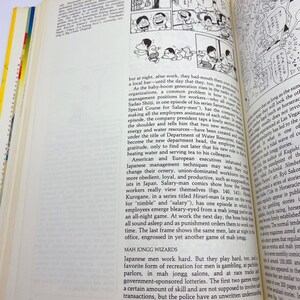 Puede incluir: Una p&aacute;gina de libro con texto negro sobre fondo blanco. El texto trata sobre la cultura laboral japonesa y la popularidad del mahjong como forma de recreaci&oacute;n. La p&aacute;gina incluye una ilustraci&oacute;n en blanco y negro de un grupo de personas jugando al mahjong.