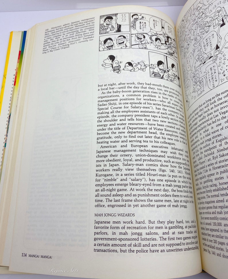 Puede incluir: Una p&aacute;gina de libro con texto negro sobre fondo blanco. El texto trata sobre la cultura laboral japonesa y la popularidad del mahjong como forma de recreaci&oacute;n. La p&aacute;gina incluye una ilustraci&oacute;n en blanco y negro de un grupo de personas jugando al mahjong.
