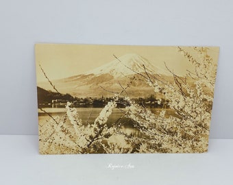 Fotografía japonesa vintage del Monte Fuji con flores de cerezo y lago