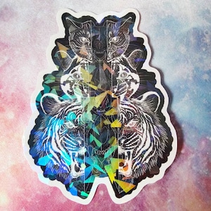 Può includere: Un adesivo con un'illustrazione in bianco e nero di un gatto, una tigre e uno schema geometrico. L'adesivo ha una finitura olografica.