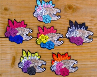 Toppa ricamata termoadesiva Pride LGBTQIA+ da 4 pollici / Bisessuale, Transgender, Asessuale, Non binario, Pansessuale, Lesbica / Teschio di iena / Cristalli