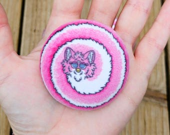 Long Furby Plush badge | B GRADE READ DESCRIPTION | Large Badge 58mm | 1998 1999 Furb |