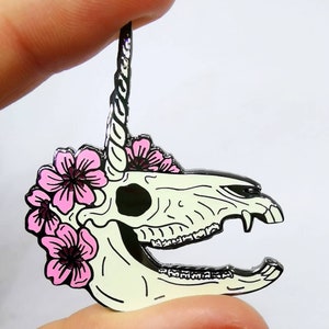 Cráneo de unicornio - Variación GLOW - CON DESCUENTO - Lea la descripción - Pin de esmalte duro peludo de cultura buitre - 50 mm - Pin de solapa - Insignia