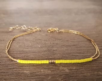 Pulsera doble de latón oro de 1 micra y cuentas de vidrio amarillo neón