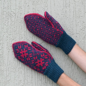 Handgestrickte Wollfäustlinge: Muster Petrolgrün, Rote Lilie