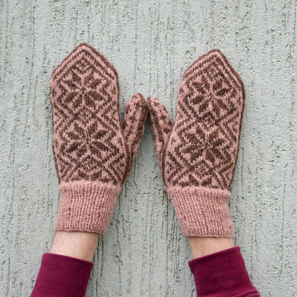 Plantez des mitaines en laine tricotées à la main teintes dans un motif scandinave traditionnel. Mitaines dans les tons bruns