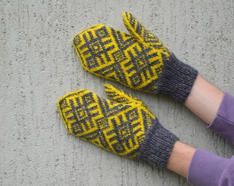 Mitones de lana tejidos a mano en gris y amarillo con patrón báltico tradicional