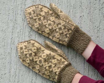 Naturally dyed hand knitted wool mittens. Plant dyed mittens. Olive green yellow wool mittens. Eco dyed mittens