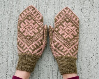 Naturally  plant dyed hand knitted wool mittens. Plant dyed mittens. Olive green pink wool mittens