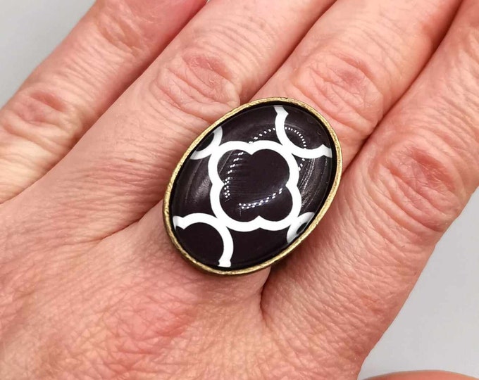 Black and white cabochon oval ring, adjustable bronze ring
