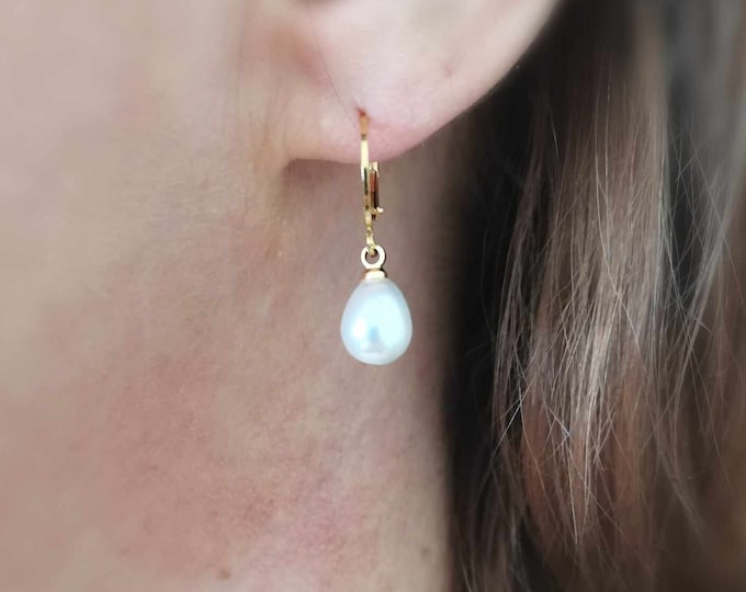 Minimalist earrings, small gold earrings, pearl