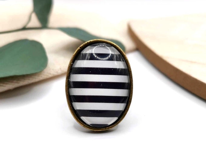 Oval striped cabochon ring, black and white, adjustable bronze ring