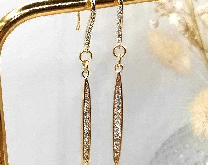 Fine gold earrings and zircons