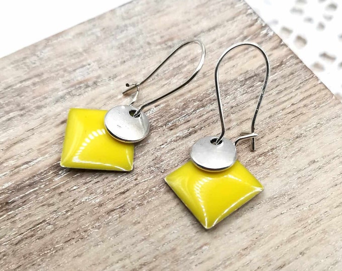 Geometric sleeper earrings, yellow