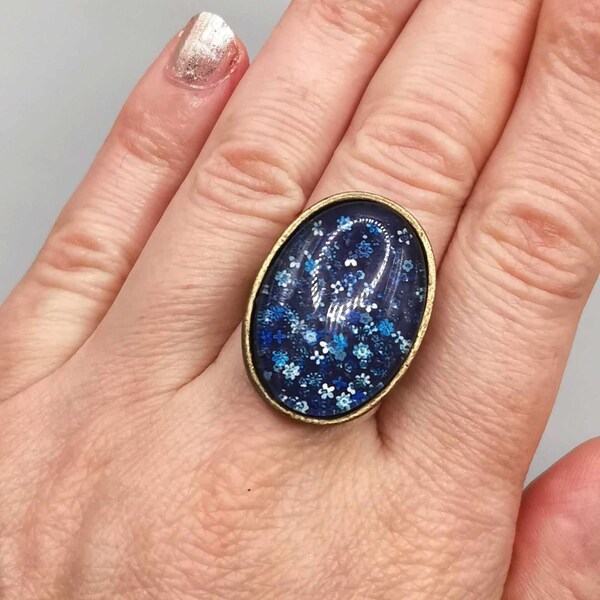 Bague ovale cabochon fleurs bleues, bague bronze ajustable