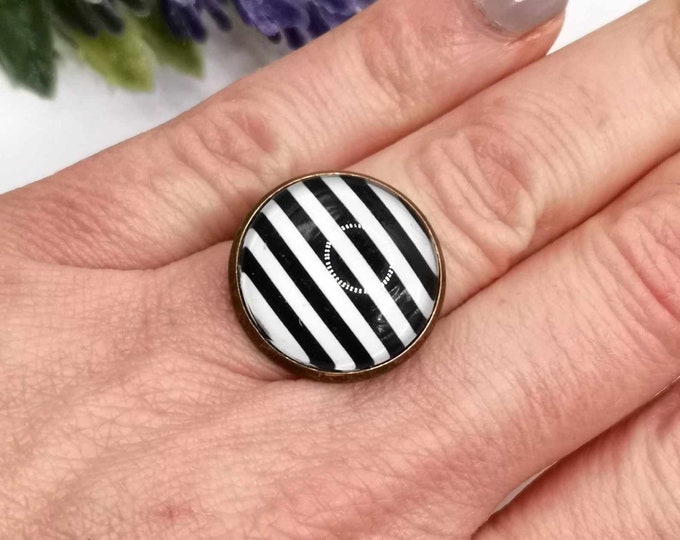 Striped cabochon ring, black and white, adjustable bronze ring