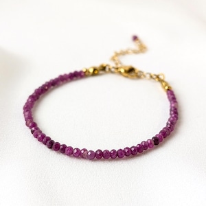 Bracelet rubis – Passion, force et amour – pierres naturelles 3x2 mm – acier inoxydable doré 18k – bijou raffiné femme