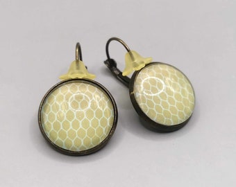 Boucles d'oreilles dormeuses cabochon nid d'abeilles