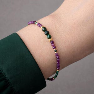 Bracelet rubis & émeraude naturelles – Perles facettées 2 à 4 mm – Plaqué or 18k IP – Bijou fin et élégant