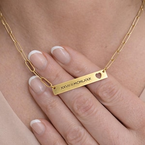 Collier personnalisé gravé, médaille barre dorée, date en chiffres romains, acier inoxydable plaqué or 18k, cadeau femme unique