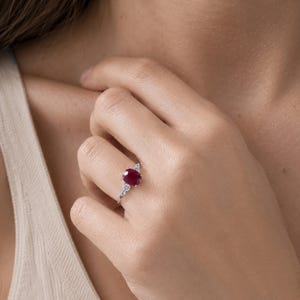 Anello regolabile in argento 925 e rubino 7x9 mm – Pietra della passione, del coraggio e dell’amore – gioiello da donna elegante e raffinato