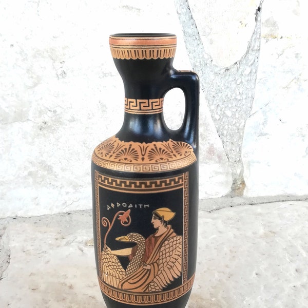 Vase fait main en céramique émaillée noire avec des motifs à figures rouges