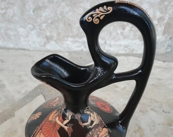 Urnenförmige Vase, schwarz glasiert im rot gemusterten Stil