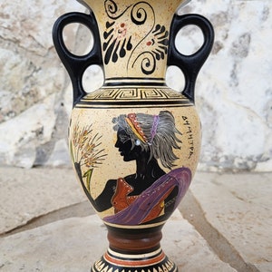 Vasos artesanais e pintados à mão em estilo arcaico