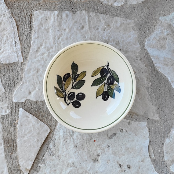 Handmade ceramic bowl in white glaze decorated with figures from the Archaic period