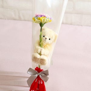 Teddybär mit einzelnem Blumenstrauß – Seifenblume, Geschenk zum Abschluss, Muttertag, Geburtstag, Jahrestag, Valentinstag, Taschenanhänger