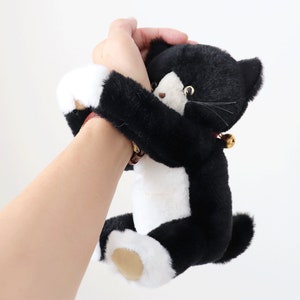 Magnetisches Katzen-Plüschtier - Flauschige schwarze Katze, Plüsch-Anhänger, Katzen-Plüschtier mit langem Arm, Geschenke für Katzenliebhaber, Kawaii