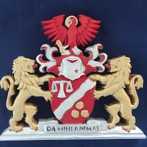 Gastheer cadeau Aangepast wapenschild familiewapen Gepersonaliseerd familieschild houten embleem bruiloft kunst heraldisch handgesneden familienaam houtsnijwerk