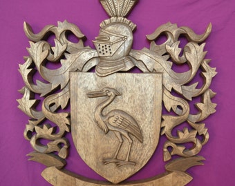 Brasão de família esculpido à mão, brasão de armas personalizado em madeira.