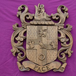 Pace Wappen Schild Benutzerdefinierte Familienwappen Personalisiertes Familienschild Holzemblem Hochzeitsgeschenk Heraldischer Name Holzbearbeitung Wandkunst Dekor