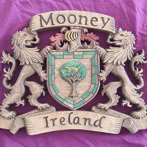 Kundenspezifisches Familienwappen-Wappen personalisiertes Familienschild-hölzernes Emblem Hochzeitsgeschenk Kunst heraldische Hand geschnitzte Name Holzbearbeitung Woodcraft