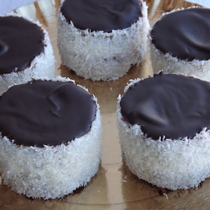 snowball cakes, small cakes, coconut cakes, kozak sapka