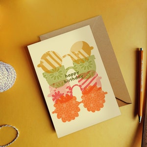 Tarjeta con ilustración de gafas de sol vintage de feliz cumpleaños