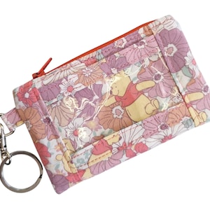 Estuche para identificación con cremallera y diseño floral de Winnie the Pooh, llavero con cordón, billetera para identificación de dormitorio